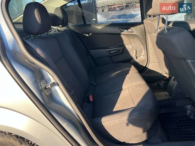 Седан Opel Astra 2012 в Киеве