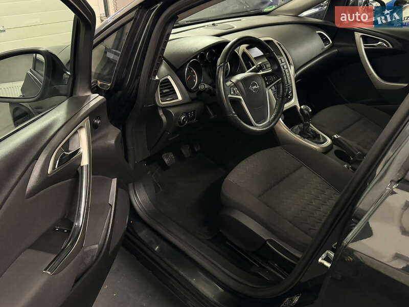 Универсал Opel Astra 2013 в Киеве