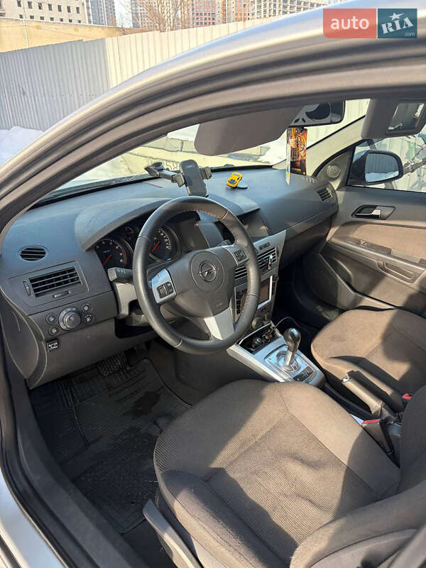 Седан Opel Astra 2013 в Києві