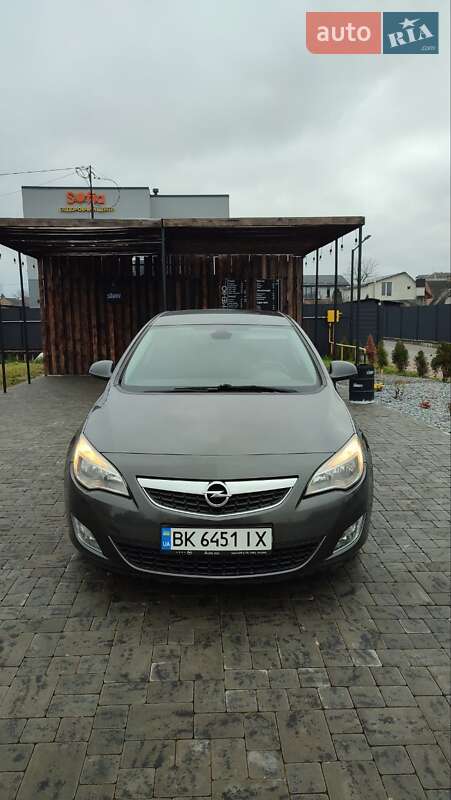Opel Astra 2011 Opel Astra 2011
