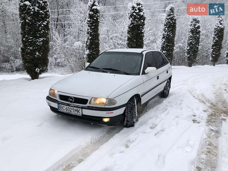 Хэтчбек Opel Astra 1995 в Косове фото Хэтчбек Opel Astra 1995 в Косове