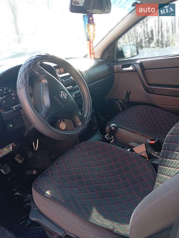 Седан Opel Astra 2007 в Комарному фото 2 Седан Opel Astra 2007 в Комарному