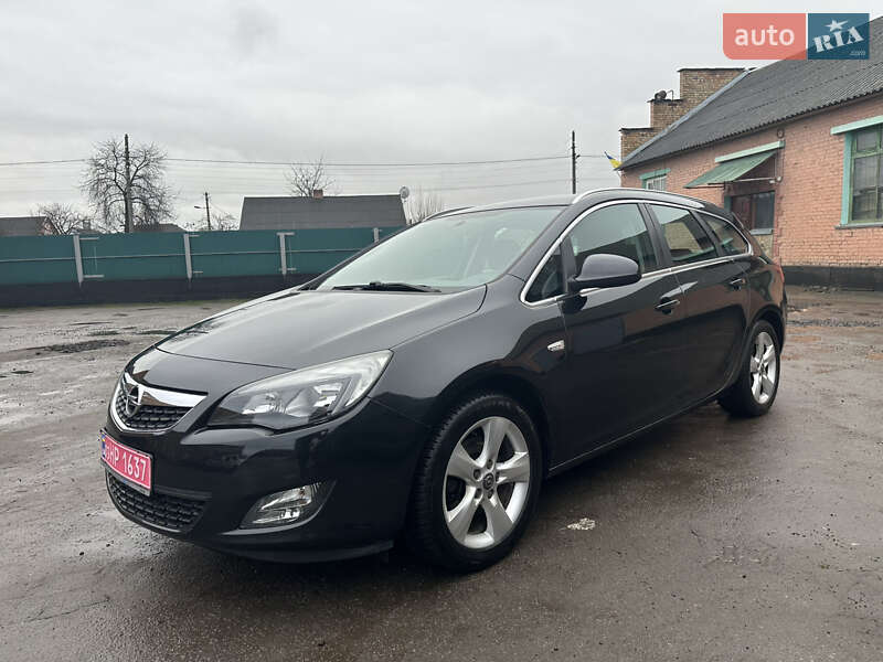 Универсал Opel Astra 2012 в Нововолынске
