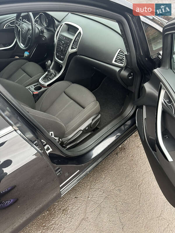 Универсал Opel Astra 2012 в Нововолынске