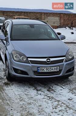 Универсал Opel Astra 2010 в Ровно
