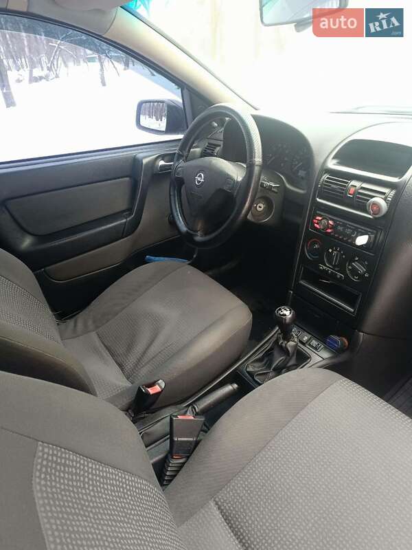 Седан Opel Astra 2006 в Малине