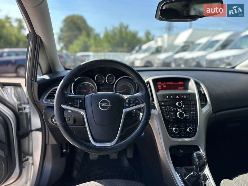 Универсал Opel Astra 2011 в Ровно