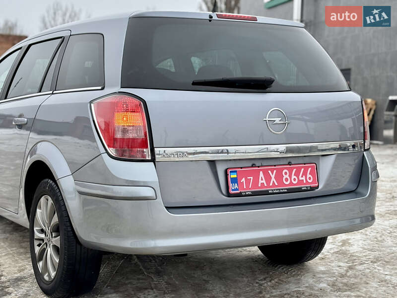 Универсал Opel Astra 2010 в Лубнах