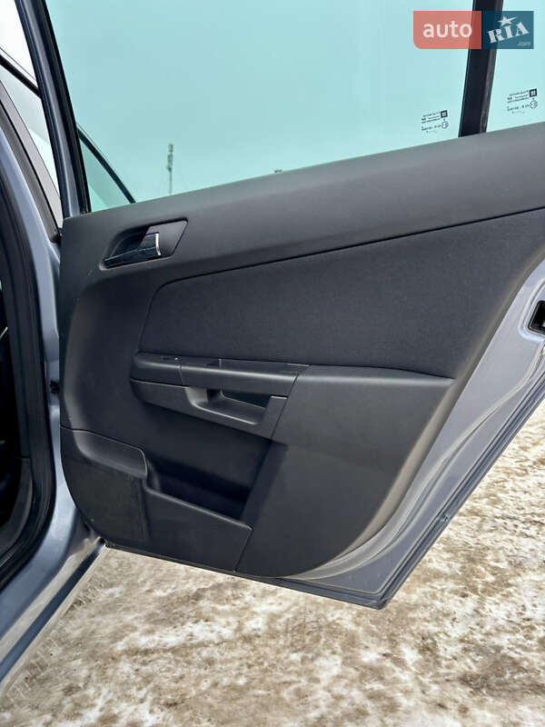 Универсал Opel Astra 2010 в Лубнах