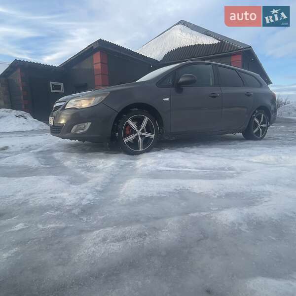 Универсал Opel Astra 2011 в Сарнах