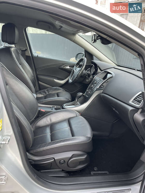 Хэтчбек Opel Astra 2013 в Львове