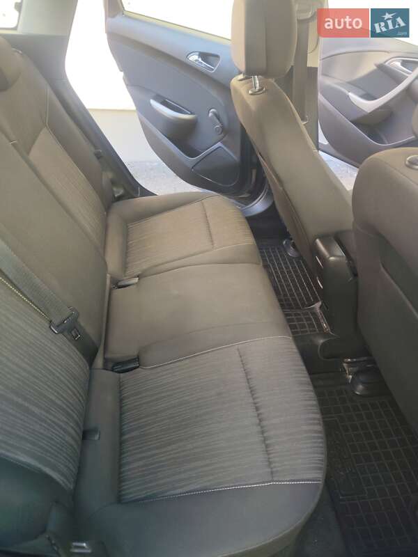 Универсал Opel Astra 2011 в Зборове