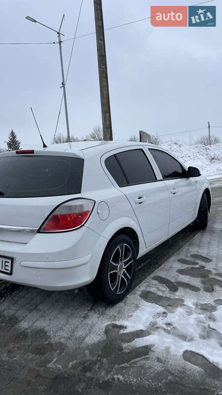 Хэтчбек Opel Astra 2012 в Надворной
