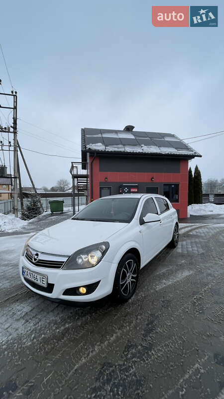 Хэтчбек Opel Astra 2012 в Надворной