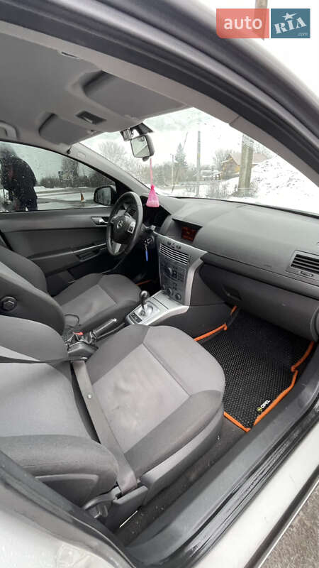 Хэтчбек Opel Astra 2012 в Надворной