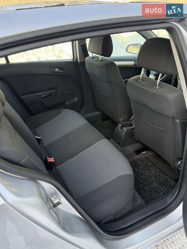 Хэтчбек Opel Astra 2008 в Луцке