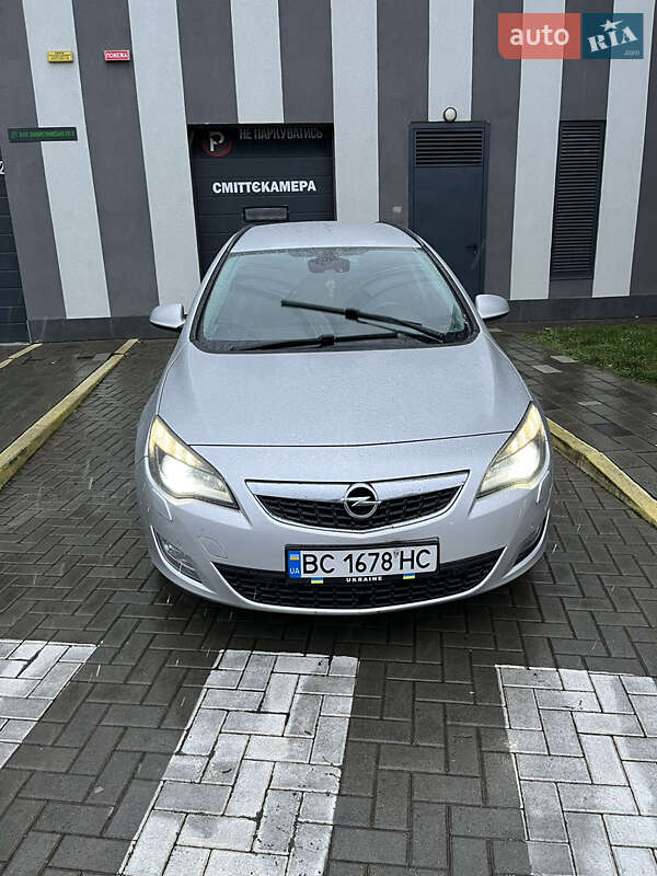 Универсал Opel Astra 2012 в Львове