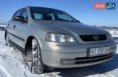 Седан Opel Astra 2006 в Новом Буге
