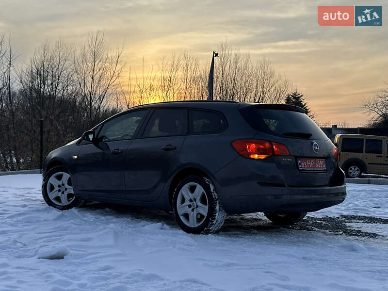Універсал Opel Astra 2012 в Дрогобичі