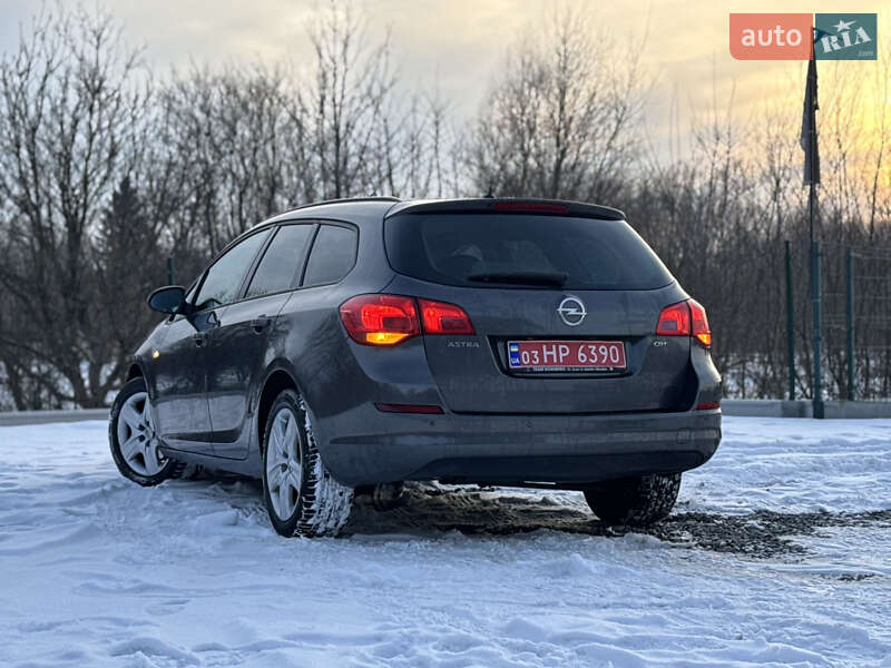 Універсал Opel Astra 2012 в Дрогобичі