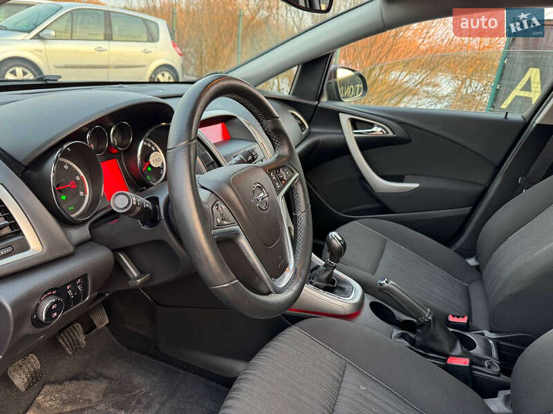 Універсал Opel Astra 2012 в Дрогобичі