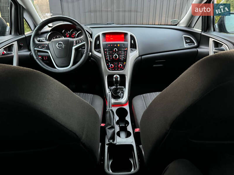 Універсал Opel Astra 2012 в Дрогобичі