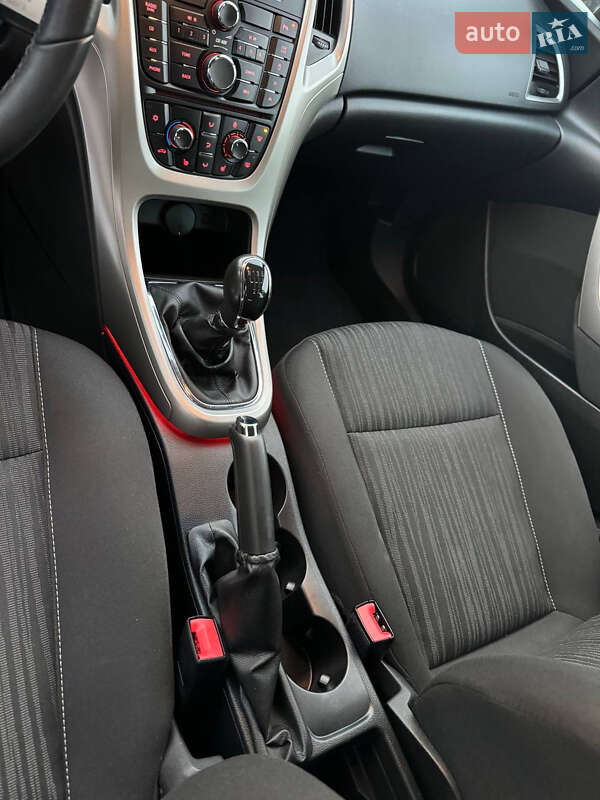 Універсал Opel Astra 2012 в Дрогобичі