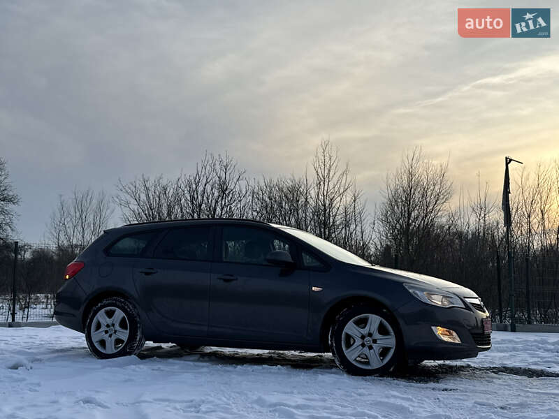 Універсал Opel Astra 2012 в Дрогобичі
