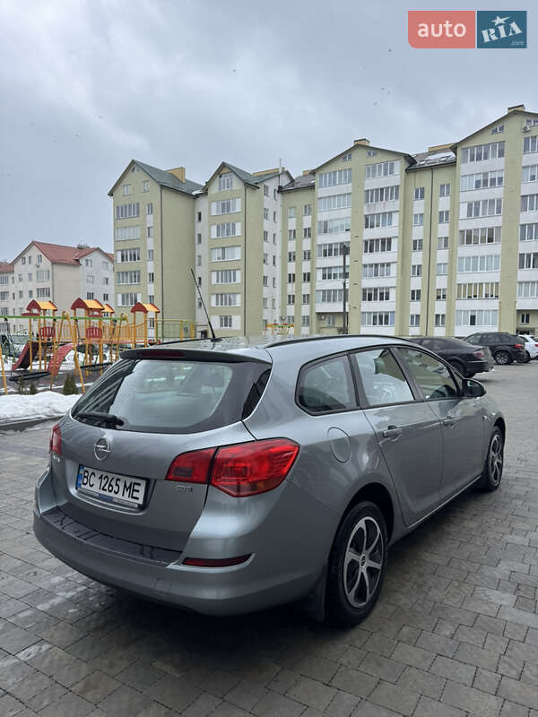 Универсал Opel Astra 2012 в Львове