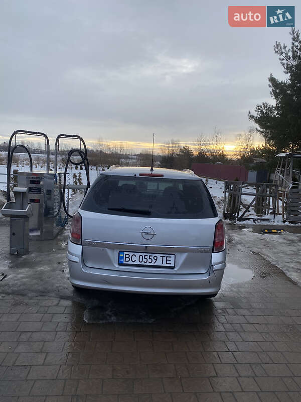 Универсал Opel Astra 2010 в Мостиске