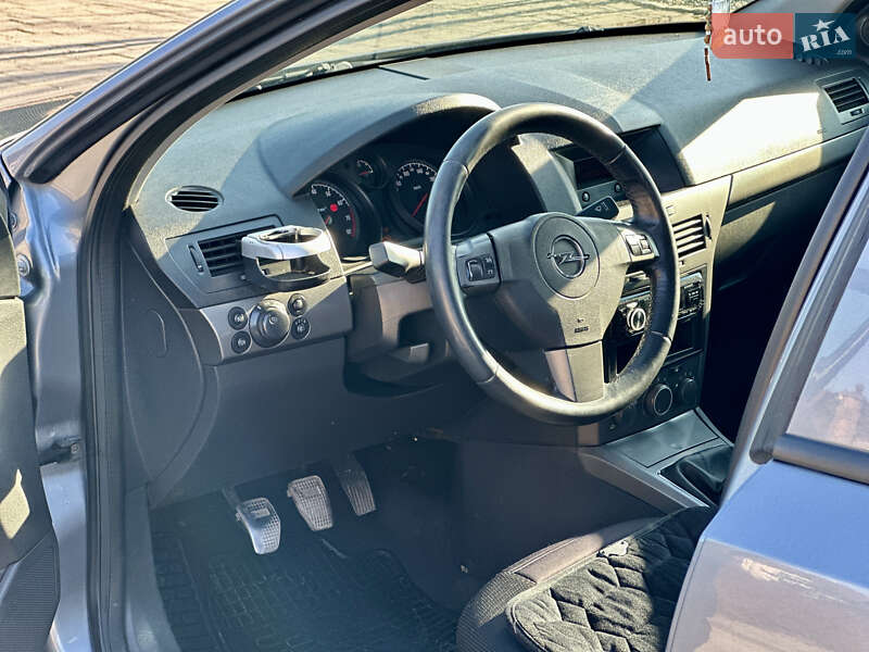 Хетчбек Opel Astra 2006 в Ужгороді