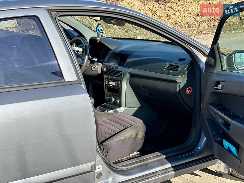 Хетчбек Opel Astra 2006 в Ужгороді