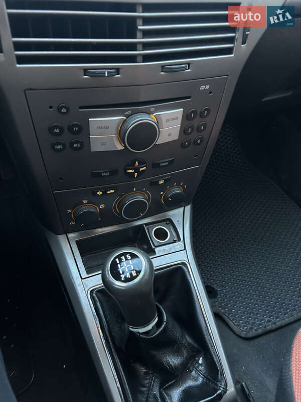 Універсал Opel Astra 2006 в Чернівцях