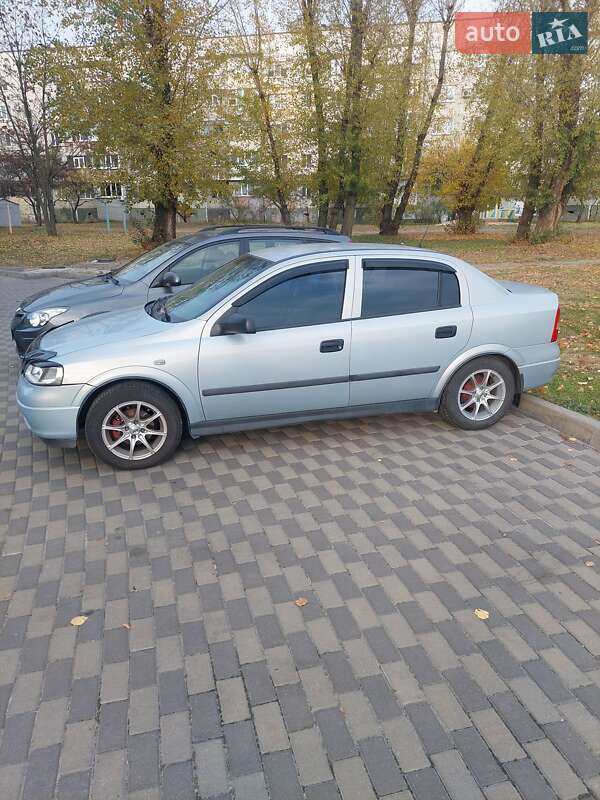 Седан Opel Astra 2004 в Горишних Плавнях