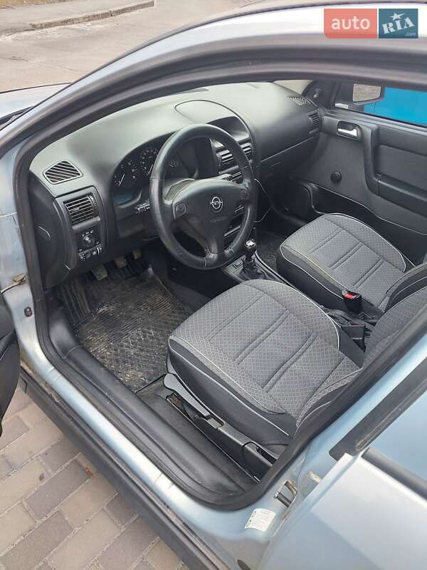 Седан Opel Astra 2004 в Горишних Плавнях