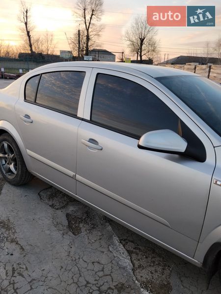 Седан Opel Astra 2008 в Первомайске