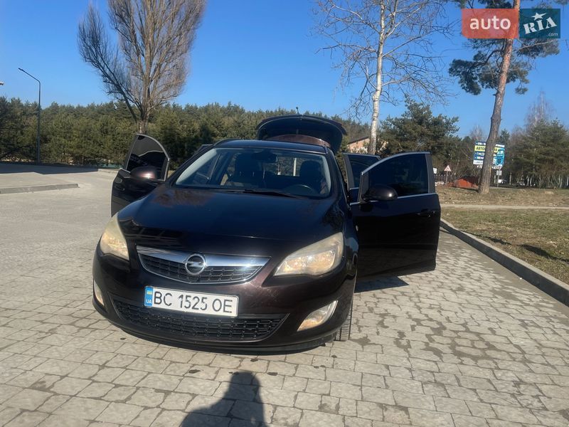 Універсал Opel Astra 2012 в Новояворівську