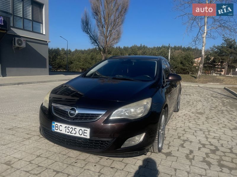 Універсал Opel Astra 2012 в Новояворівську