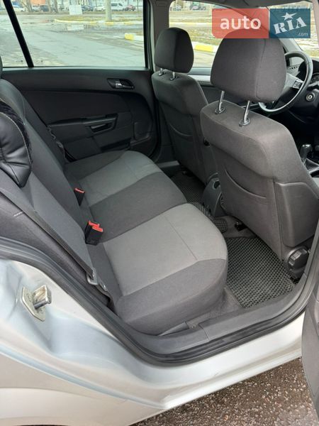 Универсал Opel Astra 2010 в Полтаве