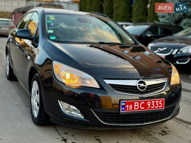 Универсал Opel Astra 2011 в Ровно