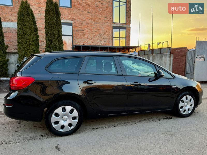 Универсал Opel Astra 2011 в Ровно