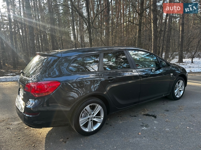 Универсал Opel Astra 2012 в Обухове