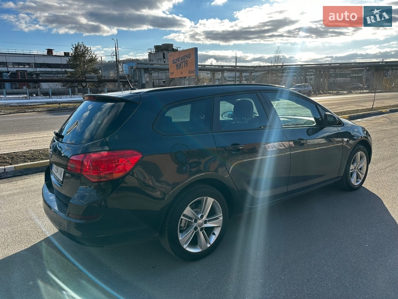 Универсал Opel Astra 2012 в Обухове