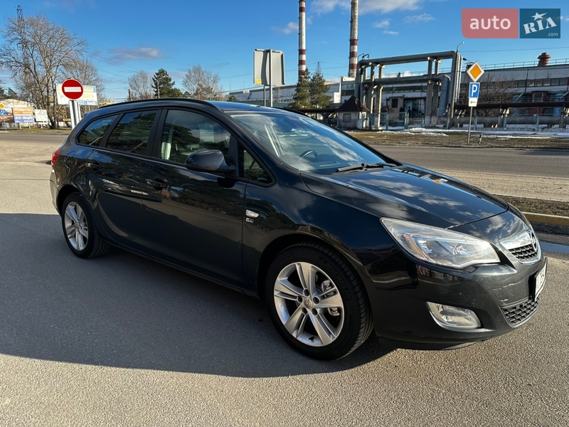 Универсал Opel Astra 2012 в Обухове