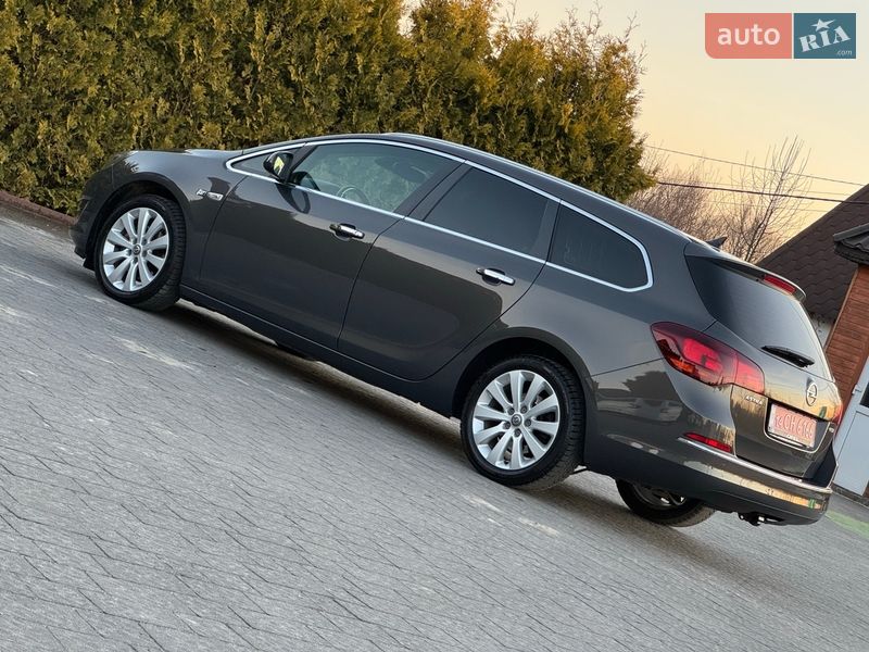 Универсал Opel Astra 2013 в Стрые