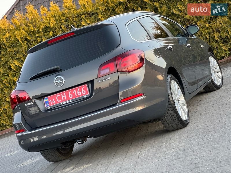 Универсал Opel Astra 2013 в Стрые