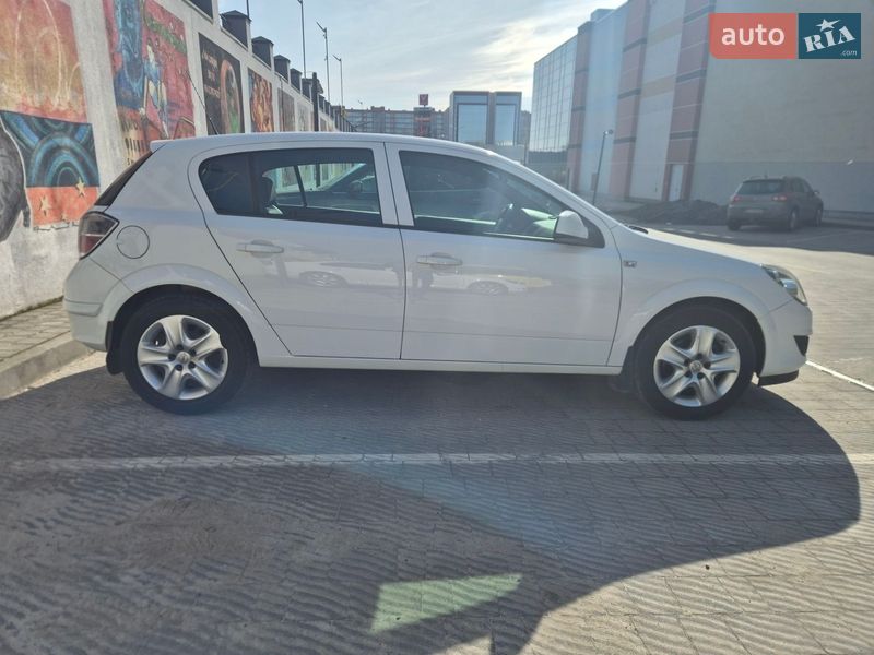 Хэтчбек Opel Astra 2012 в Львове