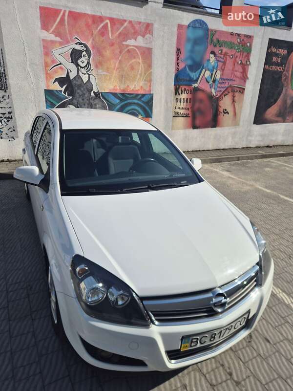 Хэтчбек Opel Astra 2012 в Львове