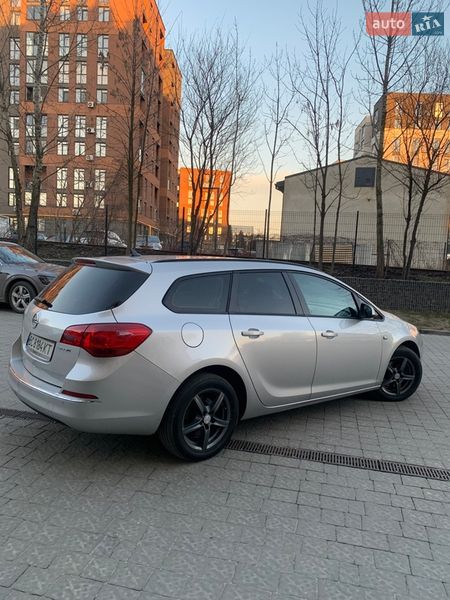 Универсал Opel Astra 2013 в Львове