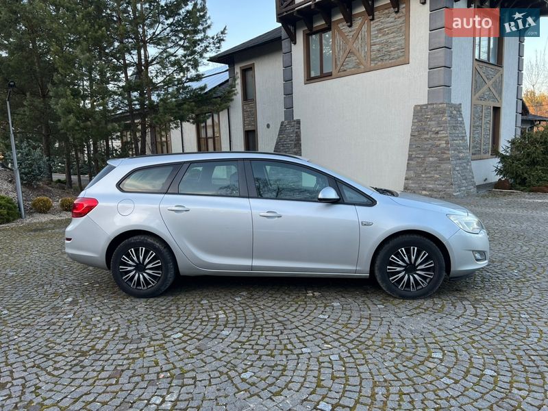 Універсал Opel Astra 2011 в Старому Самборі